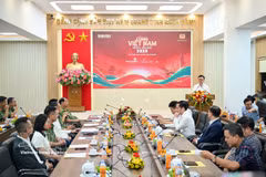 Le journal "Nhân Dân" (Le Peuple), en coordination avec le ministère de la Sécurité publique, rend public l’événement national de marche "Ensemble avec le Vietnam pour aller de l’avant", à Hanoi, le 25 août. Photo: VNA