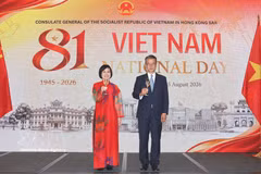 La consule générale du Vietnam à Hong Kong et Macao, Lê Duc Hanh, et le secrétaire aux Finances de la Région administrative spéciale de Hong Kong, Paul Chan, lors de l’événement. Photo : VNA