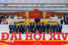 L’ambassadeur du Vietnam en France, Trinh Duc Hai (troisième à partir de la droite) avec des délégués participant au 14e Congrès national du Parti. Photo : VNA