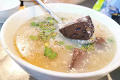 La bouillie de canard (Cháo vịt). Photo: TasteAtlas