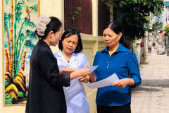 Le personnel médical du poste de santé de la commune de Tiên Thang (Hanoi) distribue des brochures pour promouvoir la prévention de la dengue au sein de la communauté. Photo : hanoimoi.vn