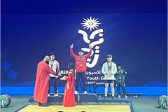 L’haltérophile Nguyên Thành Duy (au centre) sur la plus haute marche du podium, aux Jeux asiatiques de la jeunesse 2025, à Bahreïn, le 27 octobre. Photo : D.Q