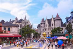Des touristes visitant la zone d'attractions Sun World Bà Nà Hills à Dà Nang (Centre). Photo : VNA