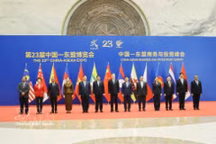 Le vice-Premier ministre permanent Pham Gia Tuc (cinquième à partir de la gauche) et les chefs de délégation des pays de l'ASEAN et de la Chine posent pour une photo de groupe. Photo : VNA