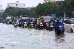 Des tronçons de la route nationale 32 traversant le quartier de Nhôn — notamment de Câu Diên à Hoài Duc et Dan Phuong — ont été gravement inondés à la suite de fortes pluies, le 17 septembre. Photo: VNA