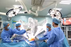 Chirurgie robotique de transplantation d’organes à l’hôpital Binh Dân. Photo: VNA