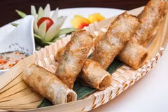 Outre le Vietnam, ces savoureux rouleaux sont couramment servis dans de nombreux restaurants vietnamiens à travers le monde. 