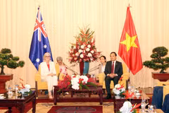Le secrétaire du Comité du Parti de Hô Chi Minh-Ville, Trân Luu Quang (à droite), rencontre la gouverneure générale d’Australie, Sam Mostyn, le 12 septembre. Photo : VNA