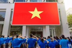 En août 2024, des membres de l'Union de la jeunesse communiste Hô Chi Minh de l'Agence vietnamienne d’information participent à la campagne “Ensemble vers le drapeau de la patrie”, organisée par la Fédération de la jeunesse vietnamienne, l'Autorité des services d'information étrangère du ministère de l'Information et de la Communication (MIC), TikTok et Schannel Network. Photo : VNA
