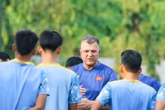 L’entraîneur en chef Cristiano Roland donne des consignes à l’équipe vietnamienne U17 lors du stage d’entraînement. Photo : VFF