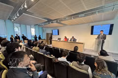 L’ambassadrice du Vietnam en Argentine concurremment en Uruguay, Ngô Minh Nguyêt s’exprime lors de la table ronde sur les relations bilatérales. Photo : VNA