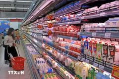 Une offre abondante de marchandises, ainsi que des programmes promotionnels dans les supermarchés, contribuent à réduire la pression inflationniste. Photo : VNA