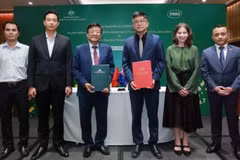 Signature de protocole d’accord entre la Commission australienne du commerce et de l'investissement et l'Association des banques vietnamiennes, le 2 juin à Hanoi. Photo : NDEL