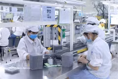 Fabrication de composants électroniques dans la compagnie Star Engineers Vietnam, basée dans le Parc industriel Binh Xuyên I, province de Phu Tho (Nord). Photo : VNA