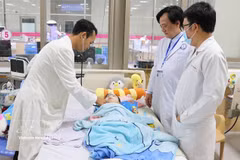 Des médecins de l’hôpital général de Tiên Giang examinent un enfant dans la province de Dông Thap, dans le delta du Mékong. Photo : VNA