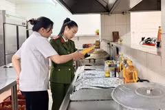 Inspection de la sécurité et de l'hygiène alimentaires dans la zone de préparation des aliments d'un hôtel. Photo: VNA
