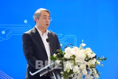 Hoàng Ninh, directeur adjoint du Département du commerce électronique et de l’économie numérique du ministère de l’Industrie et du Commerce, s’exprime lors du Forum du commerce électronique 2026. Photo : VNA