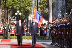 Le secrétaire général du Parti communiste du Vietnam (PCV), Tô Lâm et le secrétaire général du Parti révolutionaire populaire lao (PRPL) et président lao Thongloun Sisoulith passent en revue la garde d’honneur de l’Armée populaire lao (APL). Photo : VNA
