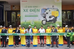Vue de la cérémonie de livraison de motos électriques Honda Benly e à la Poste de Hanoi, le 26 juin. Photo : VNA