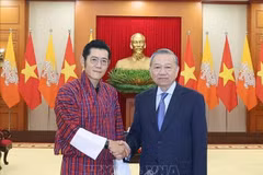 Le secrétaire général Tô Lâm (à droite), reçoit le roi du Bhoutan, Jigme Khesar Namgyel Wangchuck, à Hanoï, le 19 août. Photo : VNA