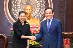 Le secrétaire du comité municipal du Parti, Trân Luu Quang, serre la main de l’ambassadrice de Thaïlande au Vietnam, Urawadee Sriphiromya. Photo : SGGP