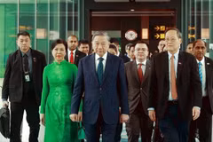 Le secrétaire général du Comité central du Parti communiste du Vietnam, Tô Lâm et son épouse à l'aéroport Changi de Singapour. Photo: VNA