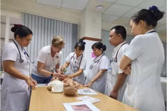 Des spécialistes de Medrix (États-Unis) partagent leur expertise avec des infirmières de l’Hôpital central de Huê. Photo : VNA