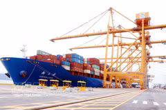 Opérations de manutention d'un porte-conteneurs au port de Hai Phong. Photo : VNA