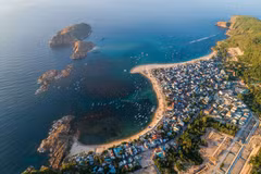 Située entre Hôi An et Nha Trang, Quy Nhon est une escapade côtière paisible. Célèbre pour ses fruits de mer d’une fraîcheur exceptionnelle et son immense plage, généralement déserte, elle offre un cadre paisible pour une escapade balnéaire. Photo: VnExpress