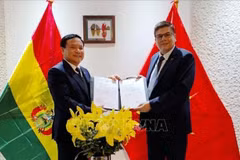 L’ambassadeur du Vietnam au Brésil concurremment en Bolivie, Bui Van Nghi (à gauche), remet à Miguel Ángel Pérez la décision du vice-Premier ministre et ministre des Affaires étrangères de le nommer au poste de consul honoraire du Vietnam en Bolivie. – VNA 