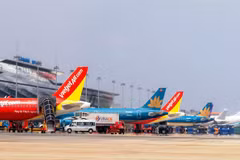 Les avions des compagnies aériennes vietnamiennes à l’aéroport international de Nôi Bài, à Hanoi. Photo : VNA