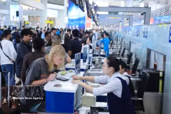 Des passagers s'enregistrent pour leur vol à l'aéroport international de Nôi Bài. Photo: VNA