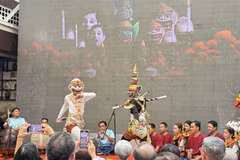 Des étudiants de l’Université de Trà Vinh ont présenté une représentation de « Robam », un style unique de théâtre musical khmer du Sud, lors de l’ouverture de ce programme culturel à la Rue des livres de Hô Chi Minh-Ville. 