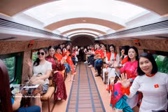 Des visiteurs à bord du Train du patrimoine des Cinq Portes de Hanoi. Photo: VNA