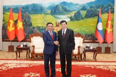 Le membre permanent du Secrétariat du Comité central du Parti communiste du Vietnam, Trân Câm Tu (à gauche) et le le secrétaire général du Parti populaire révolutionnaire lao (PPRL) et président lao Thongloun Sisoulith. Photo : VNA