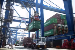 Les exportations vietnamiennes ont atteint environ 470 milliards de dollars en 2025. Photo : VNA