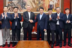 Le ministre de la Sécurité publique, Luong Tam Quang, serre la main de Nagao Yutaka, président du groupe japonais Yamato Holdings, à Hanoi, le 6 juillet. Photo : VNA