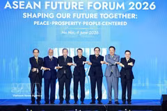 Le Premier ministre Lê Minh Hung (centre) et les Premier ministres lao Sonexay Siphandone, cambodgien Hun Manet, thaïlandais Anutin Charnvirakul et est-timorais Xanana Gusmão, ainsi que le secrétaire général de l’ASEAN Kao Kim Hourn posent pour une photo de groupe lors de l’ouverture du Forum de l'avenir de l'ASEAN 2026 à Hanoï. Photo: VNA 