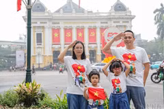 Une famille prend une photo de souvenir à Hanoi à l'occasion du 50e anniversaire de la libération du Sud et de la réunification du pays (30 avril 2025). Photo : VNA