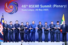 Les dirigeants des pays membres de l’ASEAN et du Timor-Leste lors de la séance plénière du 46e Sommet de l’ASEAN à Kuala Lumpur, en Malaisie, le 26 mai. Photo : VNA