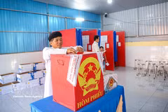 Un électeur caodaiste dans un bureau de vote. Photo: VNA