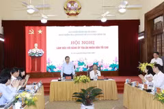 Le président de l’Assemblée nationale Trân Thanh Mân (debout) s’exprime lors de la séance de travail avec le Comité du Parti de la Cour populaire suprême, à Hanoi, le 8 mai. Photo : VNA