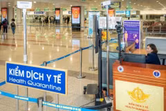 Une agente sanitaire dans une zone de quarantaine à l'aéroport