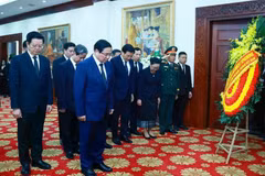 Le Premier ministre Pham Minh Chinh rend hommage à l'ancien président du Parti populaire révolutionnaire lao et ancien président lao Khamtay Siphandone, à Hanoi, le 4 avril. Photo : VNA