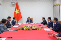 Le Premier ministre Pham Minh Chinh (centre) lors de son entretien téléphonique avec le Premier ministre malaisien Anwar Ibrahim, le 6 avril 2025. Photo : VNA