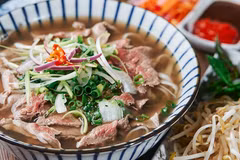 On pense que le pho dérive du pot au feu français, mais malgré la véracité de la légende, le pho reste un plat réconfortant incontournable : chaud, copieux et délicieux. Photo : TasteAtlas