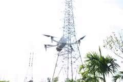 Utilisation de drones pour l'inspection des lignes électriques. Photo: VNA