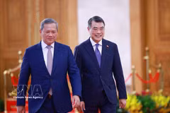 Premier ministre vietnamien Lê Minh Hung (à droite) accueille le Premier ministre cambodgien Hun Manet, à Hanoi pour le 3e Forum de l’avenir de l’ASEAN 2026, le 8 juin 2026. Photo : VNA