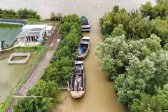 Des pêcheurs de la commune de Long Huu, dans la province de Tây Ninh, patientent à quai, suspendus à la réunion des conditions nécessaires au lancement de leur campagne. Photo : VNA