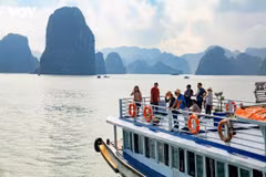 Offrir aux visiteurs des expériences plus riches constitue une priorité majeure pour le secteur du tourisme vietnamien, alors que celui-ci s'oriente vers une croissance de meilleure qualité et plus durable. Photo : VIV